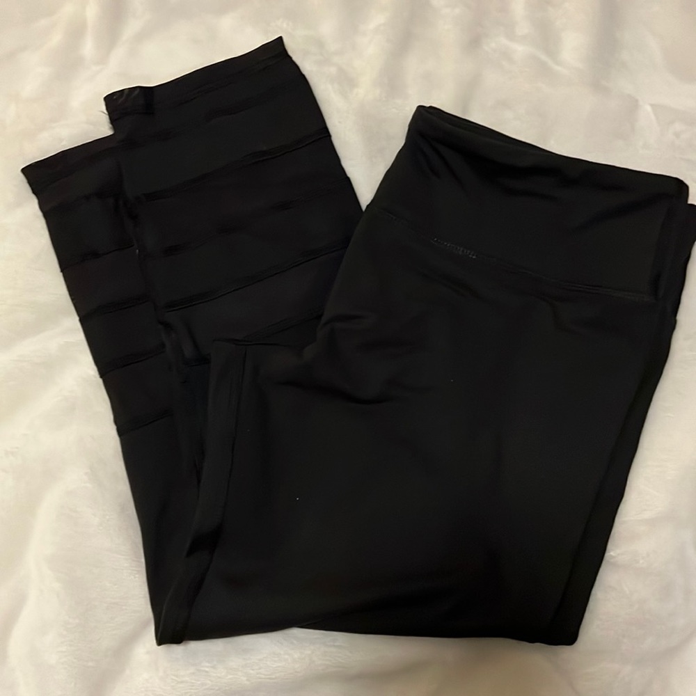 NWOT - Black Yoga Capris • Large